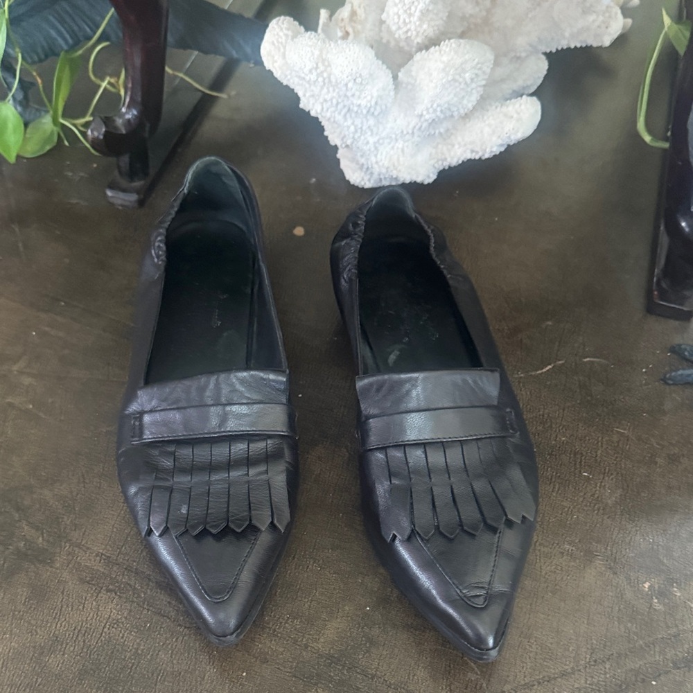Donna Carolina black flats shoes.